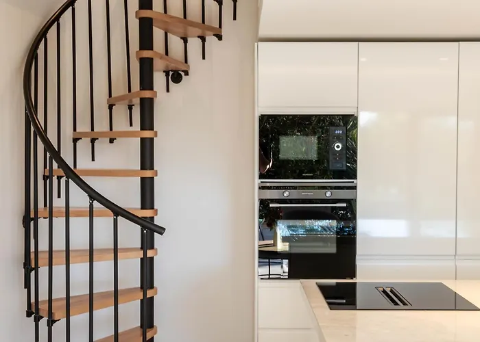 Elegant Duplex With Private Garden Terrace *
