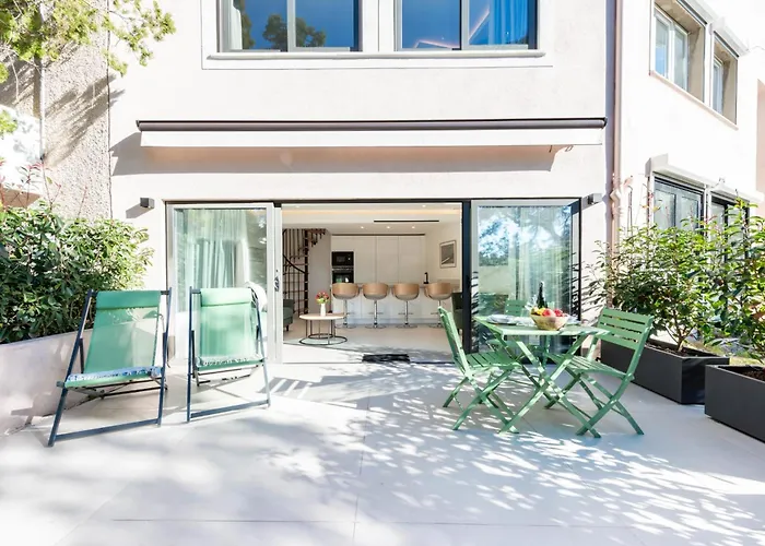 Elegant Duplex With Private Garden Terrace
