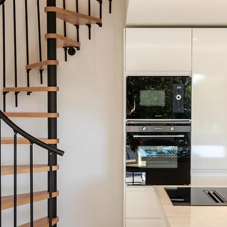 Elegant Duplex With Private Garden Terrace *