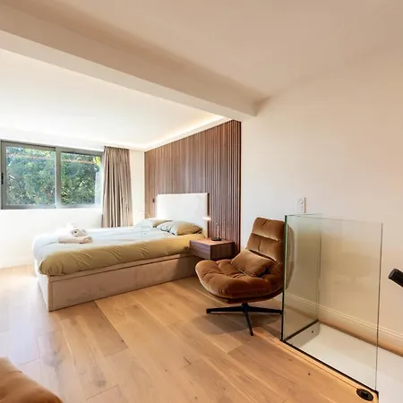 Elegant Duplex With Private Garden Terrace